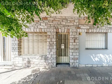 Alquiler de casa en lote propio 10 x 22,40m con fondo, parrilla, terraza y cochera cubierta