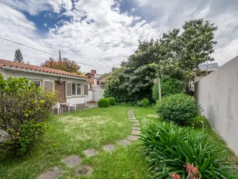 Casa en Venta. 4 Amb. Jardín. Cochera. 343 m². Barrio Cornelio Saavedra