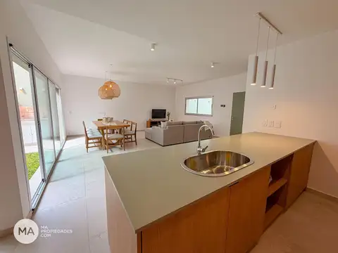 Casa de pasillo único 3 Dormitorios - Av. Pellegrini 2700 - Ntra. Señora de Lourdes Rosario | Venta