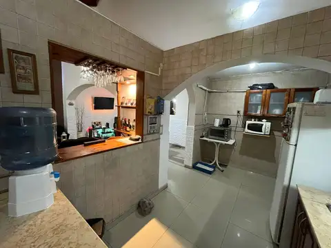 Excelente casa 4 amb. con patio y quincho - VENTA