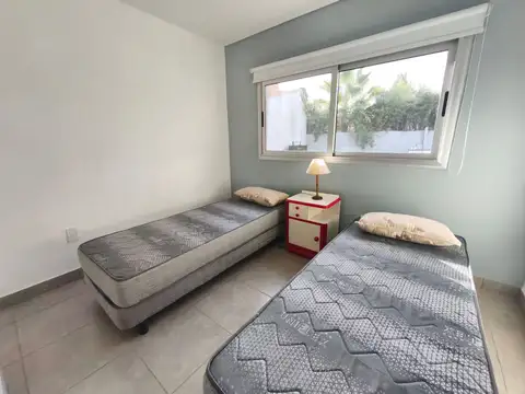 Casa en Alquiler con 2 cocheras