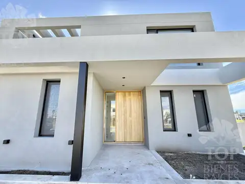 Casa 6 ambientes con 5 baños