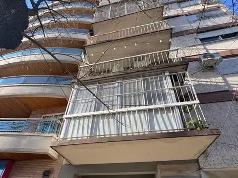 Excelente departamento de 2 ambientes con balcón, al frente.