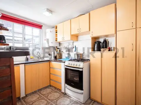 Duplex de dos dormitorios con patio y cochera en venta