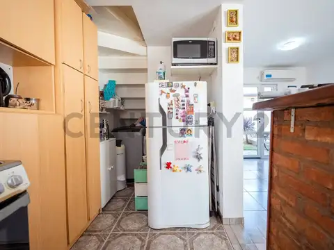 Duplex de dos dormitorios con patio y cochera en venta
