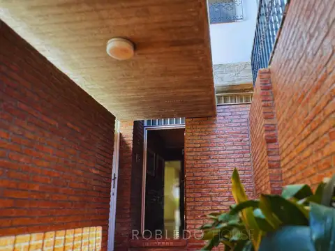 Casa 8 ambientes con 4 baños