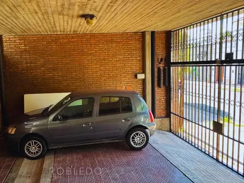 Casa en Alquiler con 2 cocheras