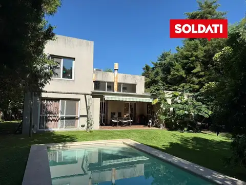 Casa en venta, en exclusiva, muy luminosa, con 5 cuartos, play y escritorio. Piscina