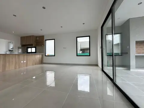 Casa 4 ambientes con 2 baños