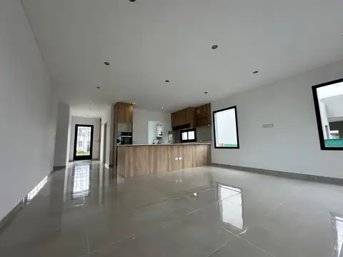 Casa en Venta con 4 cocheras