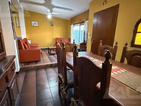 Casa 4 ambientes con 2 baños