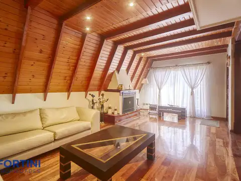 Casa 8 ambientes con 5 baños