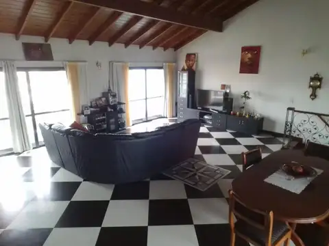 Casa 7 ambientes con 4 baños