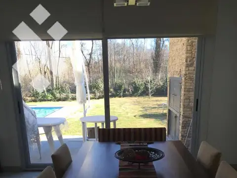 Casa 8 ambientes con 3 baños