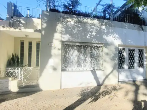 Casa al frente con cochera,  3 dormitorios, patio y terraza.
