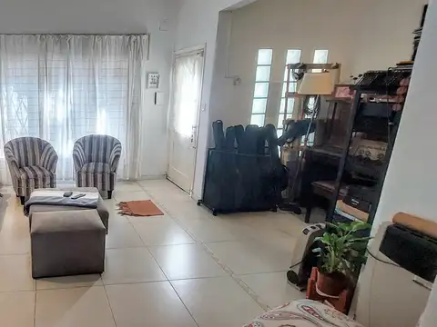 Casa 6 ambientes con 2 baños