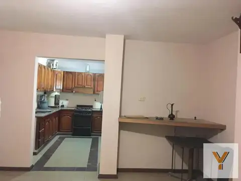 Casa 9 ambientes con 2 baños