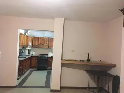 Casa 9 ambientes con 2 baños