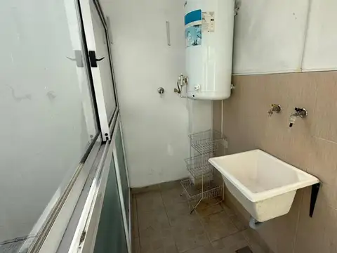 Samuel Spiro 5800, Piso 1