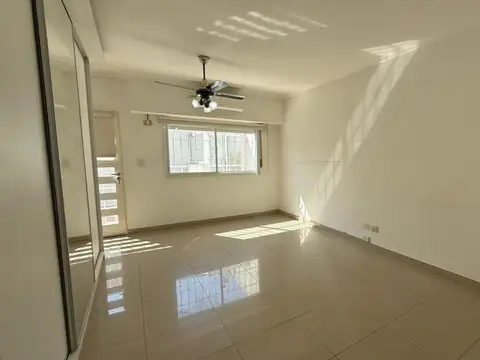 Samuel Spiro 5800, Piso 1