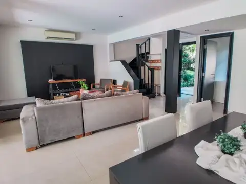 Casa en Venta con 2 cocheras