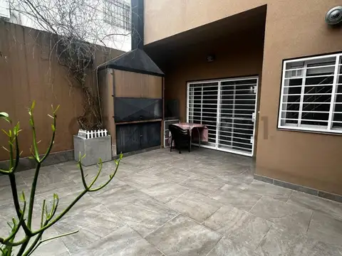 Villa del Parque-Casa 5 ambientes c/gran patio, garage y terraza