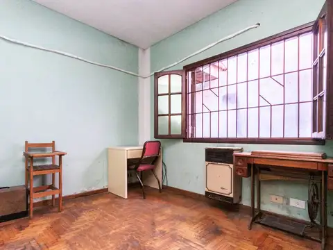 CASA EN VENTA 4/5 AMBIENTES CON COCHERA BURZACO
