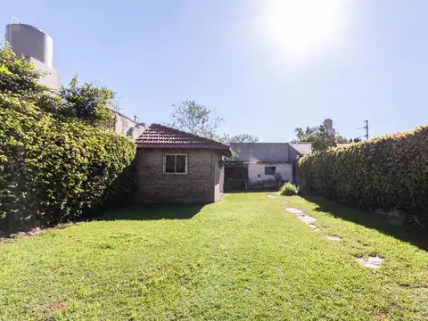 CASA EN VENTA 4/5 AMBIENTES CON COCHERA BURZACO