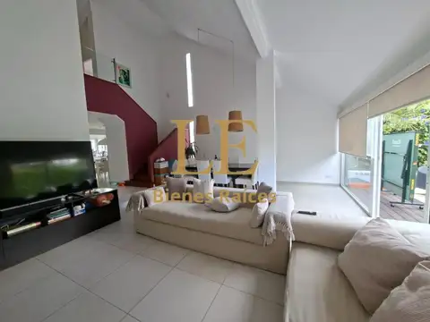 Casa en Venta con 3 cocheras