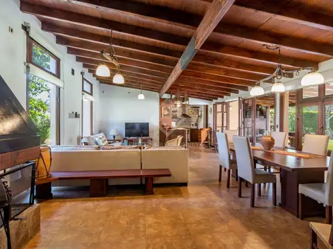 Casa 4 ambientes con 2 baños