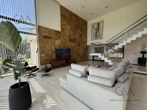 Casa en Venta con 6 cocheras