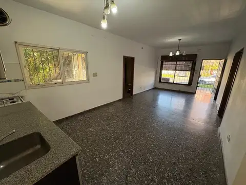 Casa 3 ambientes con 1 baño