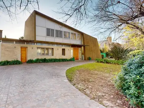 Casa en Venta en City Bell [Cod: 1-13639017084071]