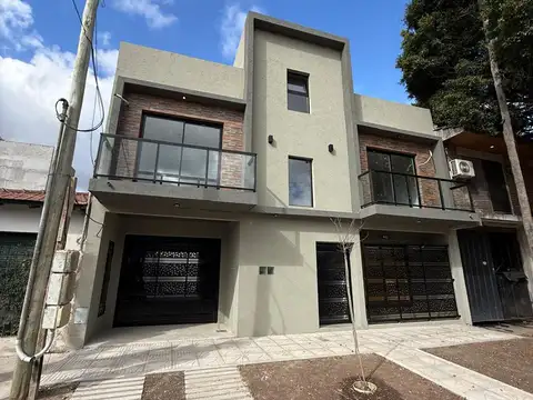 Monoambiente en planta baja con patio. APTO PROFESIONAL