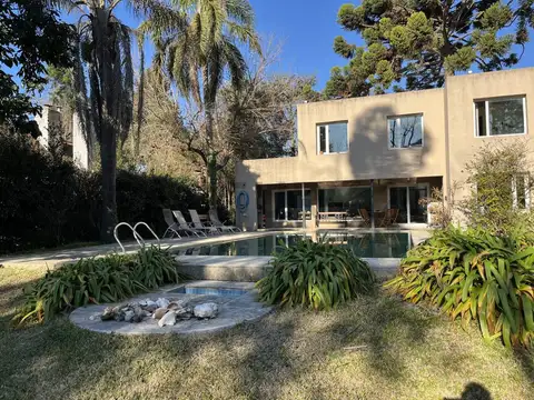 Casa en Venta con 4 cocheras