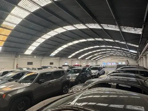 Amplio depósito / Estacionamiento