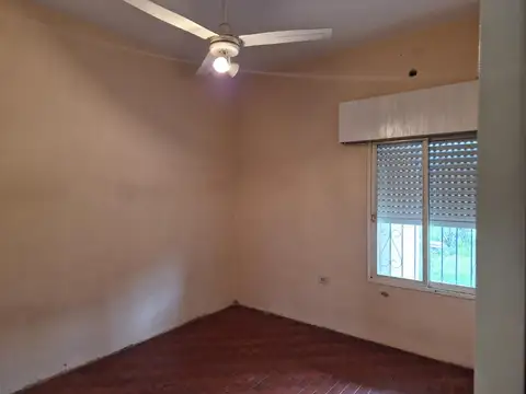 Casa en alquiler de tres ambientes - ¡Lote amplio! -