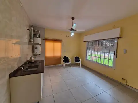 Casa en alquiler de tres ambientes - ¡Lote amplio! -