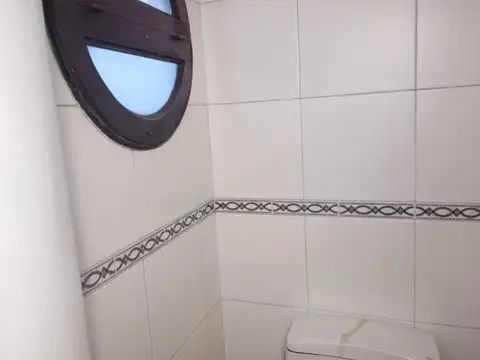 Depto 2 amb. c/ balcon al frente en 2 plantas.