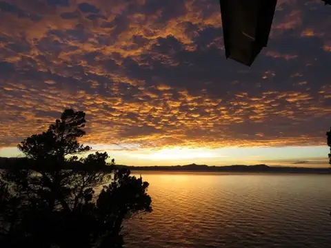 Casa sobre costa de lago 