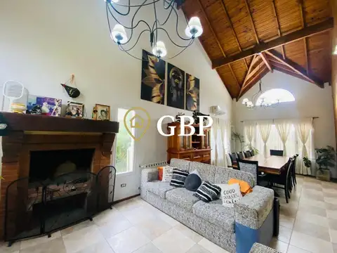 Casa en Venta con 2 cocheras