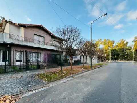 *LOTE DE 17,32 X 43,30 CON CHALET A REFACCIONAR O RECICLAR (SON 2 LOTES DE 8,66 X 43,30 C/U)