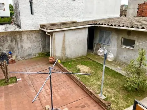 Casa 6 ambientes con 2 baños