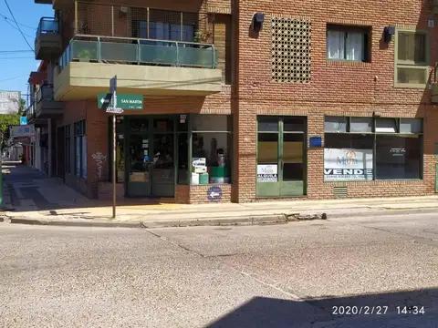 Dos locales. Esquina San Martín y Av.Rocamora.