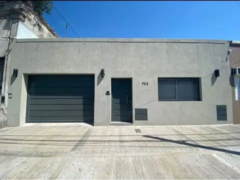 CASA AMERICANA 3 AMBIENTES CON COCHERA Y JARDIN