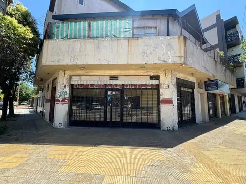 Local esquina / sobre avenida / en alquiler