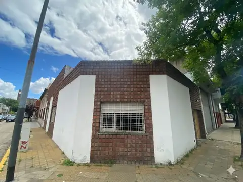 ¡CASA EN ESQUINA A REFACCIONAR - FOT 3 + SÓTANO!