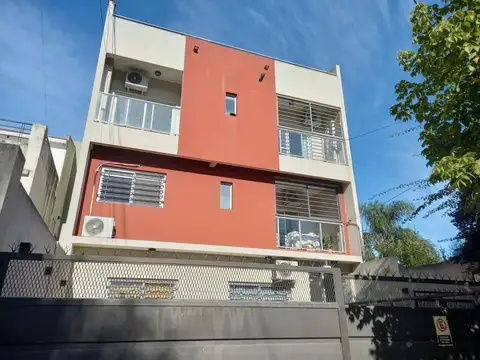 Hermoso Monoambiente (divisible) al Frente con Balcón y Terraza Propia    En Alquiler   San Justo Centro