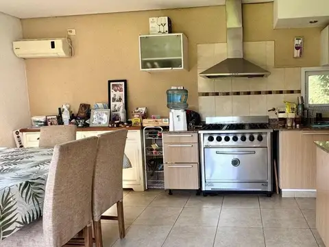 Casa 6 ambientes con 2 baños