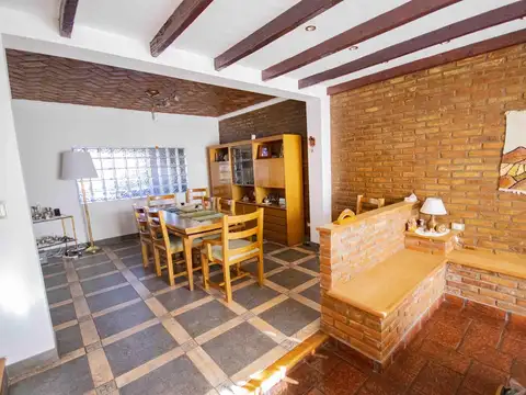 Casa en Venta con 3 cocheras